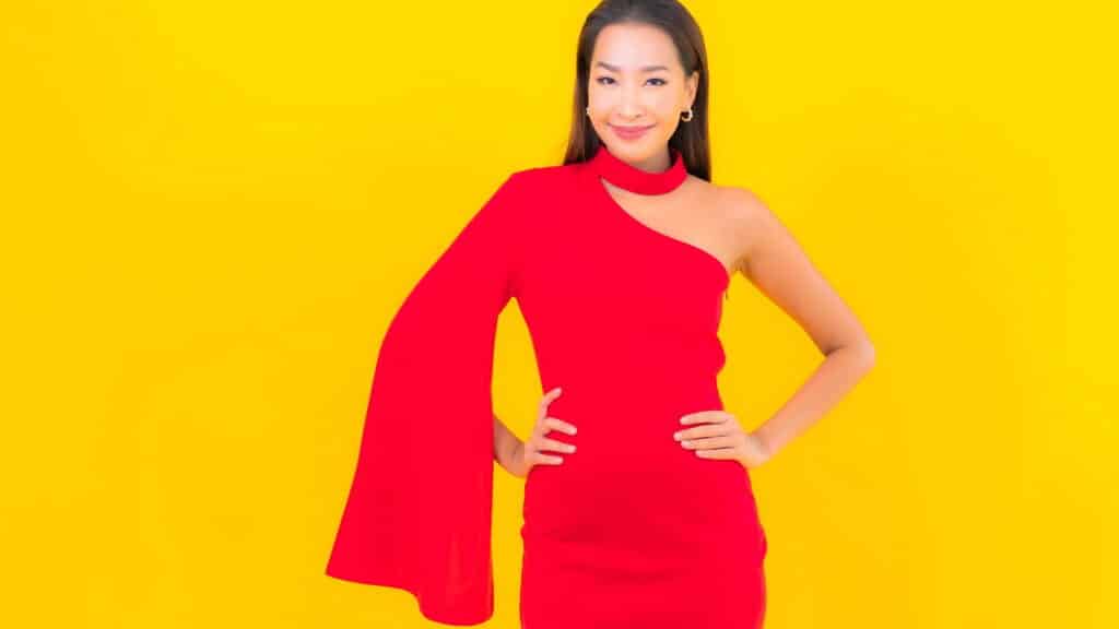 Coreana utiliznado vestido vermelho longo - Créditos: depositphotos.com / mrsiraphol