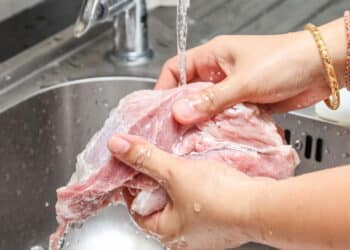 Este hábito comum pode estar contaminando sua comida sem você saber