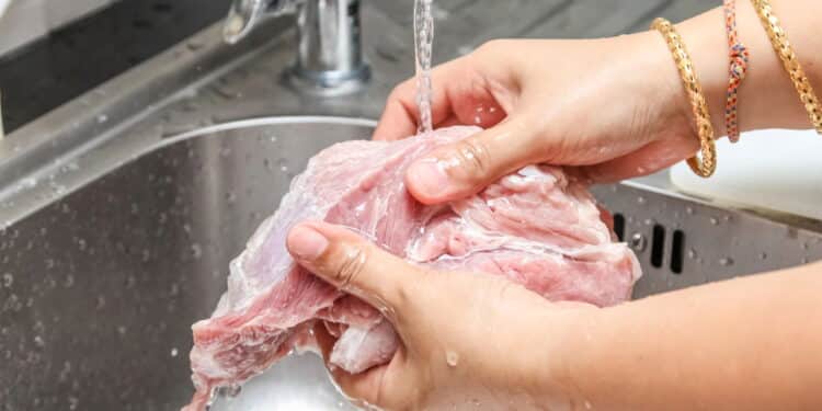 Este hábito comum pode estar contaminando sua comida sem você saber