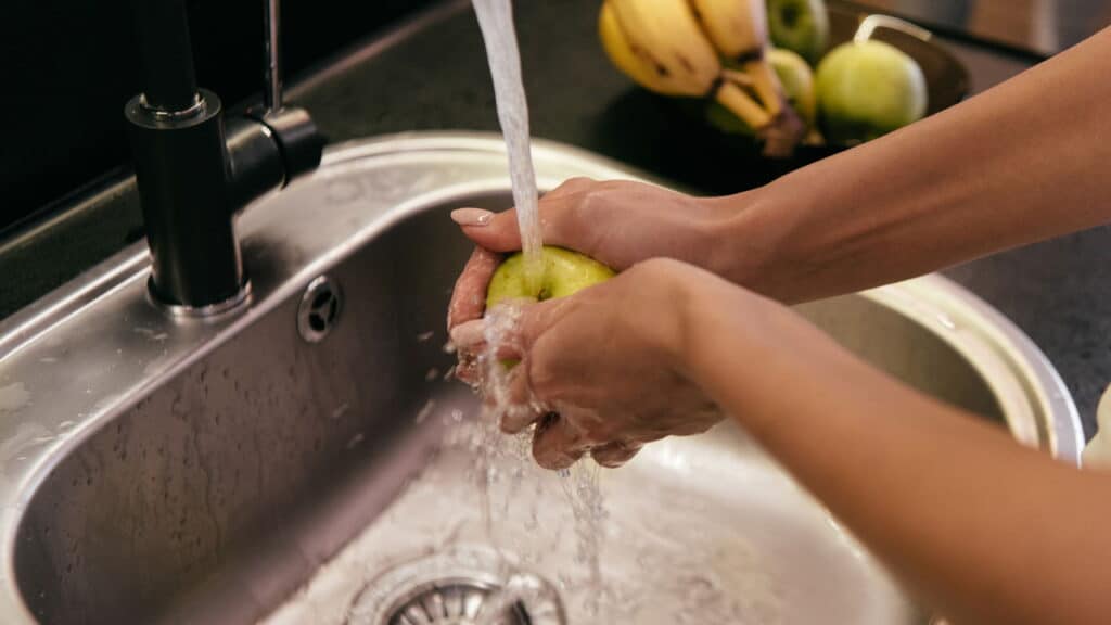 Sua saúde corre perigo! Entenda porque você não deve comer frutas sem lavar.