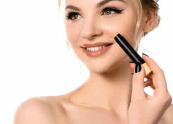 As maquiagens em bastão prometem ser a nova tendência e causam reboliço entre as consumidoras.