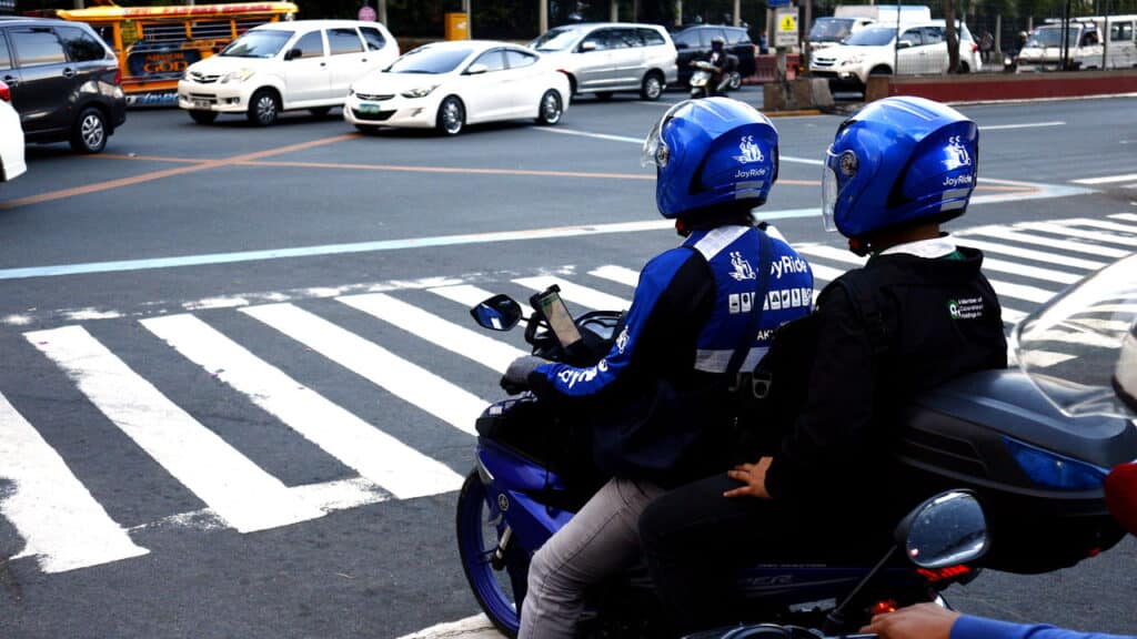 Moto táxi de luxo? Paris oferece serviço surpreendente que funciona até na chuva. 