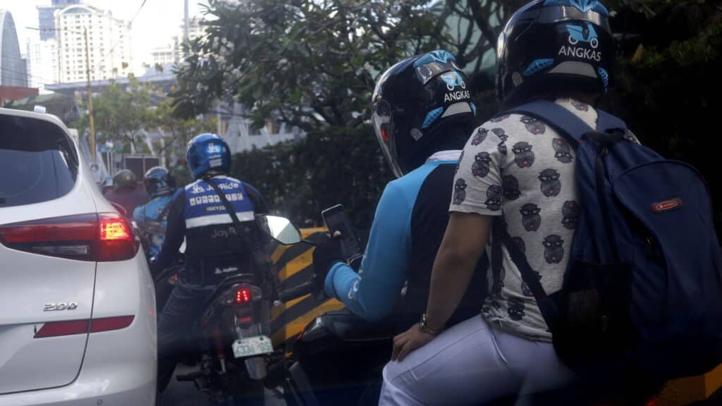 Moto táxi de luxo? Paris oferece serviço surpreendente que funciona até na chuva.