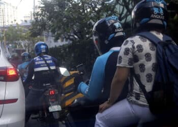 Moto táxi de luxo? Paris oferece serviço surpreendente que funciona até na chuva.