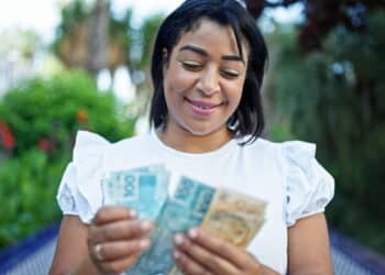 Mulher com dinheiro na mão (ilustrativo) - Créditos: depositphotos.com / Krakenimages.com