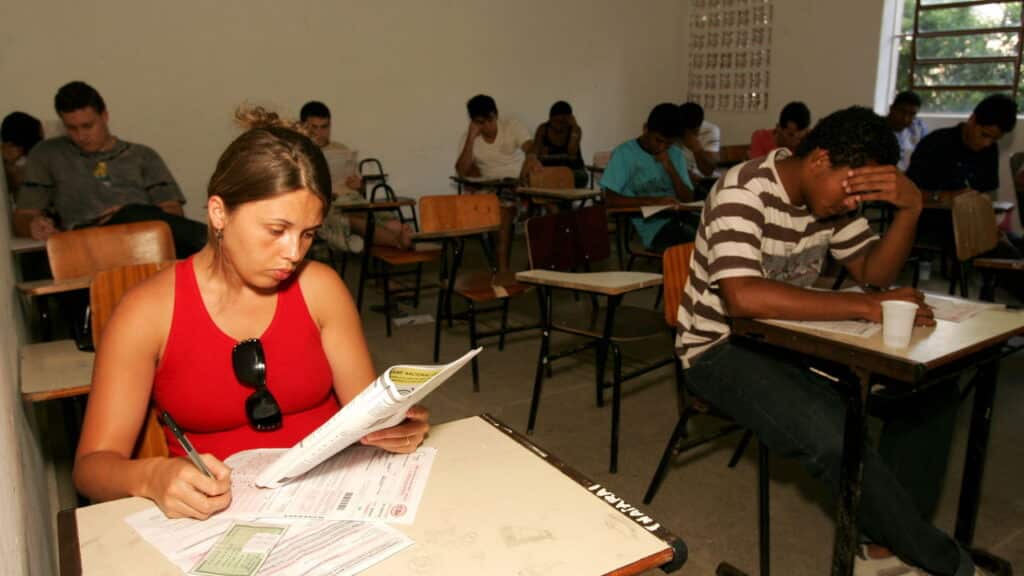 Participantes fazendo prova do Enem - Créditos: depositphotos.com / joasouza