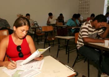 Participantes fazendo prova do Enem - Créditos: depositphotos.com / joasouza