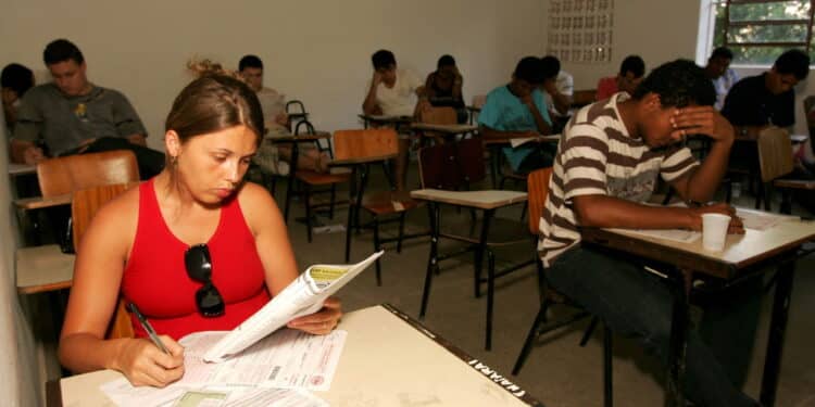 Participantes fazendo prova do Enem - Créditos: depositphotos.com / joasouza
