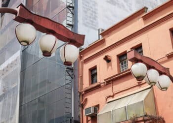 Poste de luz vermelho com tema japonês no bairro da Liberdade em SP - Créditos: depositphotos.com / vbacarin