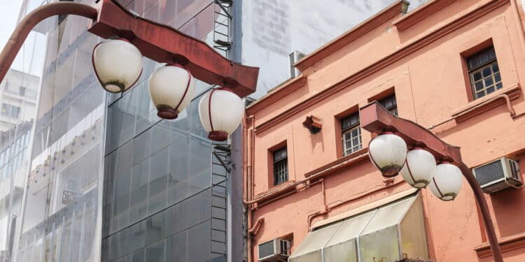 Poste de luz vermelho com tema japonês no bairro da Liberdade em SP - Créditos: depositphotos.com / vbacarin