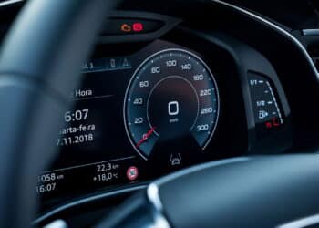 Carros adulterados? Conheça a prática de adulteração do hodômetro!