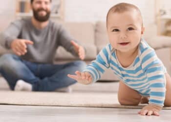 Pai brincando com o filho - Créditos: depositphotos.com / Milkos