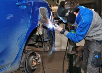 Imagem de homem soldando carro - Créditos: depositphotos.com / lorakss