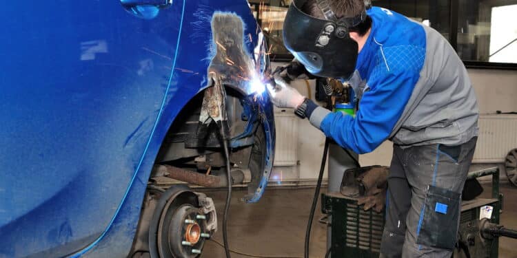 Imagem de homem soldando carro - Créditos: depositphotos.com / lorakss