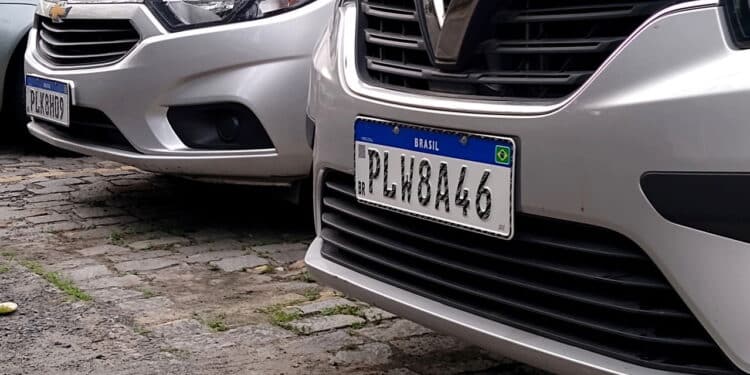 Placas dos carros devem voltar a informar o município em 2025!