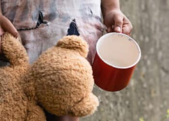 Garota com urso de pelúcia e caneca vermelha - Créditos: depositphotos.com / HayDmitriy