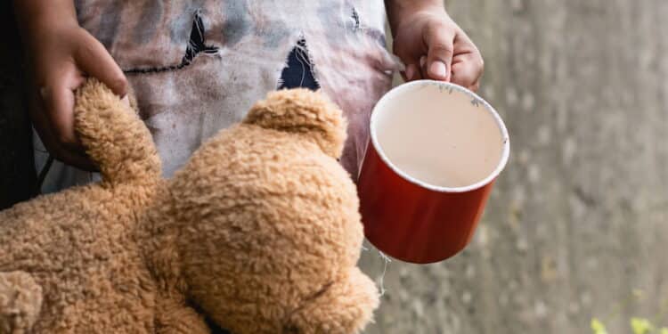 Garota com urso de pelúcia e caneca vermelha - Créditos: depositphotos.com / HayDmitriy