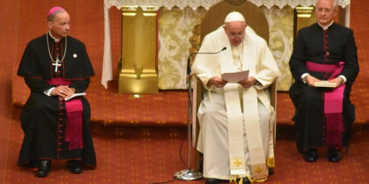 (NEW) Pope Francis hosts mass at Notre-Dame de Quebec Basilica-Cathedral in Quebec, Canada. July 28, 2022, Quebec, Canada: Pope Francis was welcomed with warm reception as he delivers remarks at mass at Notre-Dame de Quebec Basilica-Cathedral in Quebec, Canada with church capacity filled up, some believers on standing ovation while others cheer from outside the church. The Pope presides over Evening Prayer with consecrated people, seminarians and pastoral workers. Pope Francis is on a six-day tour of Canada aimed at reconciliation with Indigenous Peoples for the Roman Catholic Church’s role in residential schools. Credit: Kyle Mazza/TheNews2 (Foto: Kyle Mazza/TheNews2/Deposit Photos)