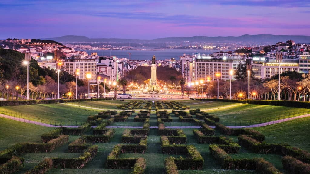 Vista da Praça Marquês de Pombal de Lisboa vista do Parque Eduardo VII ao entardecer - Créditos: depositphotos.com / DmitryRukhlenko