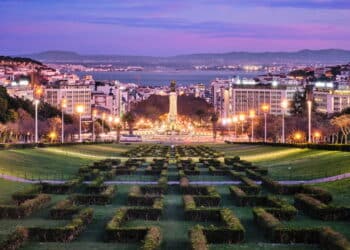 Vista da Praça Marquês de Pombal de Lisboa vista do Parque Eduardo VII ao entardecer - Créditos: depositphotos.com / DmitryRukhlenko
