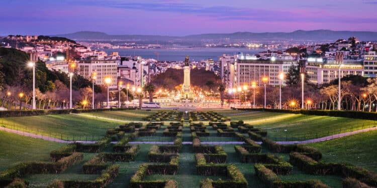 Vista da Praça Marquês de Pombal de Lisboa vista do Parque Eduardo VII ao entardecer - Créditos: depositphotos.com / DmitryRukhlenko