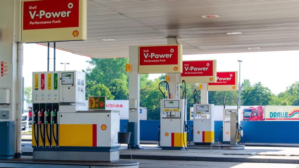 Famoso posto de gasolina está pagando dinheiro para quem abastecer!