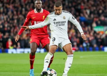 Kylian Mbapp, do Real Madrid, é pressionado por Ibrahima Konate, do Liverpool - Créditos: depositphotos.com / operations@newsimages.co.uk