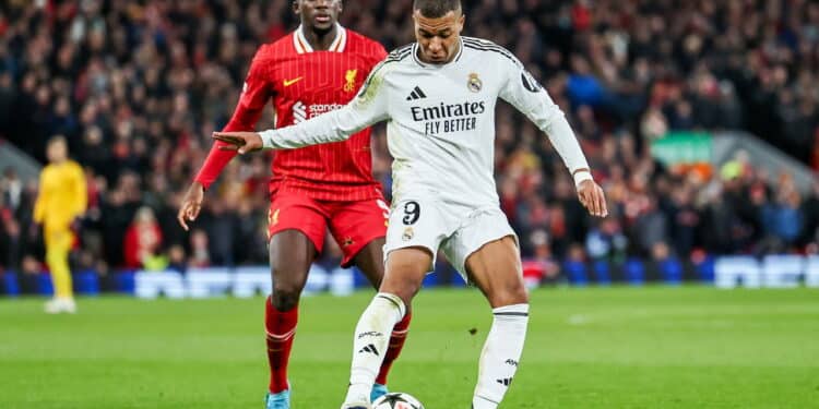 Kylian Mbapp, do Real Madrid, é pressionado por Ibrahima Konate, do Liverpool - Créditos: depositphotos.com / operations@newsimages.co.uk