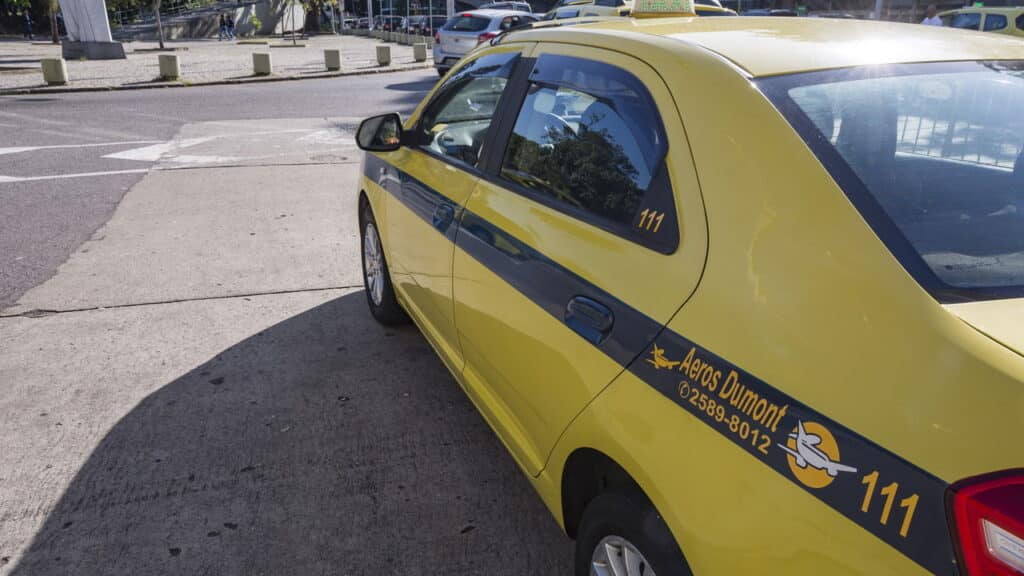 Taxi esperando por passageiros em  Aeroporto Santos Dumont - Créditos: depositphotos.com / stlambauer