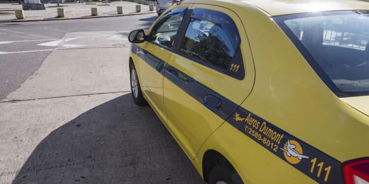 Taxi esperando por passageiros em Aeroporto Santos Dumont - Créditos: depositphotos.com / stlambauer