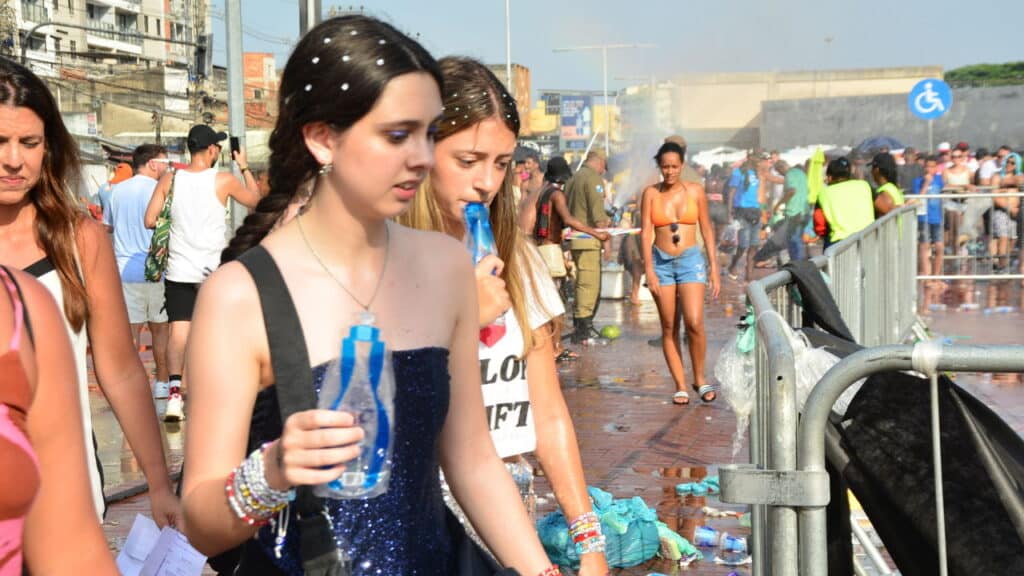 Fãs da cantora Taylor Swift sofrem com um calor colossal enquanto aguardam o show que será realizado hoje no estádio do Engenhão, na zona norte do Rio de Janeiro - Créditos: depositphotos.com / thenews2.com