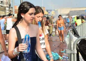 Fãs da cantora Taylor Swift sofrem com um calor colossal enquanto aguardam o show que será realizado hoje no estádio do Engenhão, na zona norte do Rio de Janeiro - Créditos: depositphotos.com / thenews2.com