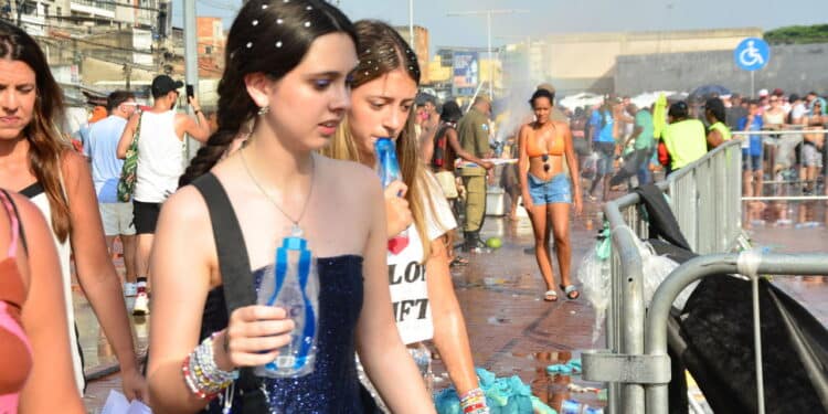 Fãs da cantora Taylor Swift sofrem com um calor colossal enquanto aguardam o show que será realizado hoje no estádio do Engenhão, na zona norte do Rio de Janeiro - Créditos: depositphotos.com / thenews2.com