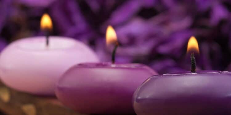 Velas rosas - Créditos: depositphotos.com / stockhouse