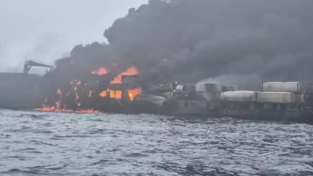 Tragédia: navio colide com petroleiro, explode em chamas e deixa 32 feridos