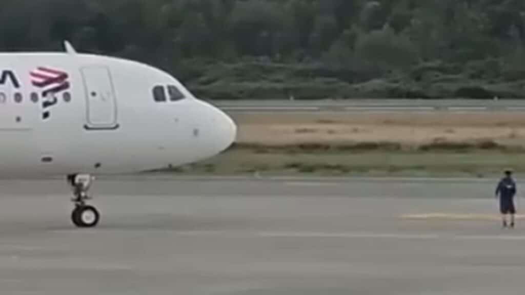 Homem tenta impedir decolagem de avião da Latam e causa caos em aeroporto