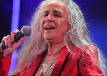 Maria Bethânia se irrita, interrompe show no RJ e dispara: "Me respeitem"