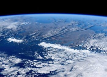 Cosmonauta se despede da ISS com impressionante visão da Terra; VEJA