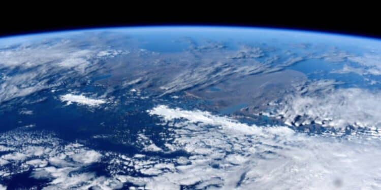 Cosmonauta se despede da ISS com impressionante visão da Terra; VEJA