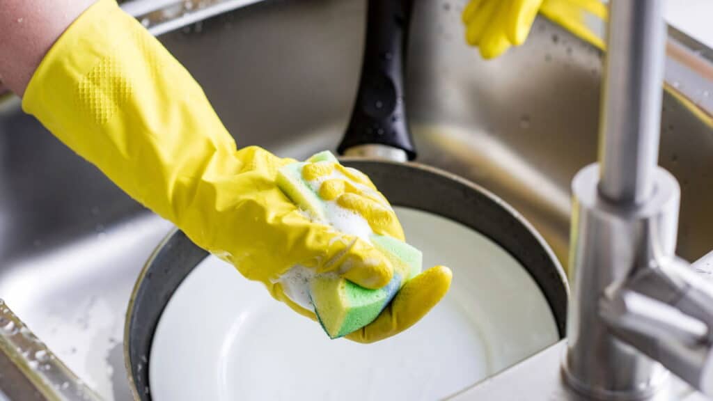 A verdade chocante sobre a esponja de cozinha que pode afetar a sua saúde