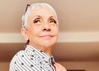 Aos 67 anos, Cininha de Paula surpreende ao posar de biquíni e revela corpão 