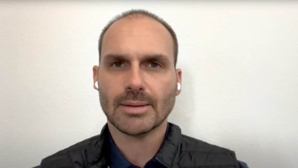 Monitoramento das redes de Eduardo Bolsonaro é determinado por Moraes; veja detalhes