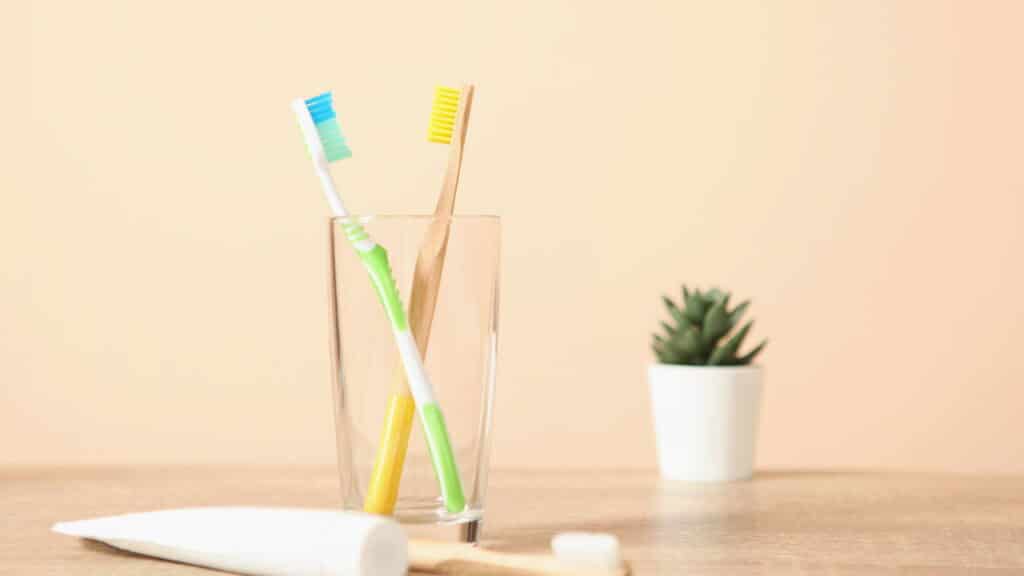 Esse sinal na sua escova de dentes indica que você precisa trocá-la urgente
