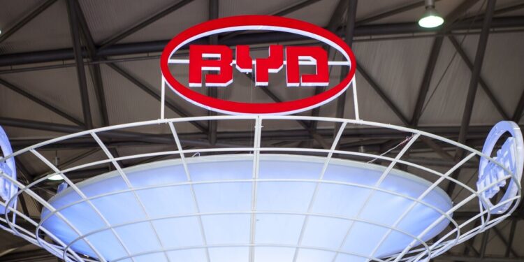 BYD e7 surpreende: novo sedã elétrico chega às lojas e o preço baixo impressiona