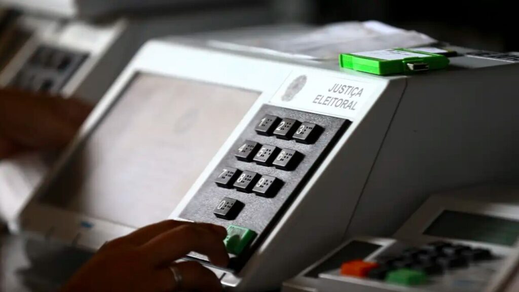 Citada no STF por Bolsonaro, associação de peritos da PF reforça apoio às urnas eletrônicas
