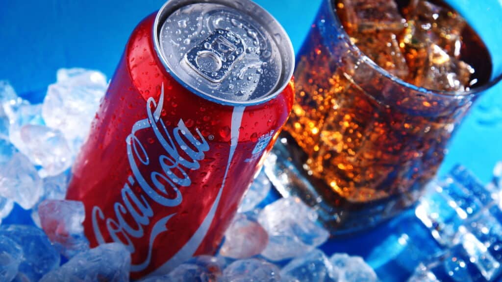 Coca-Cola surpreende e lança latinha azul à venda só nesta cidade do Brasil