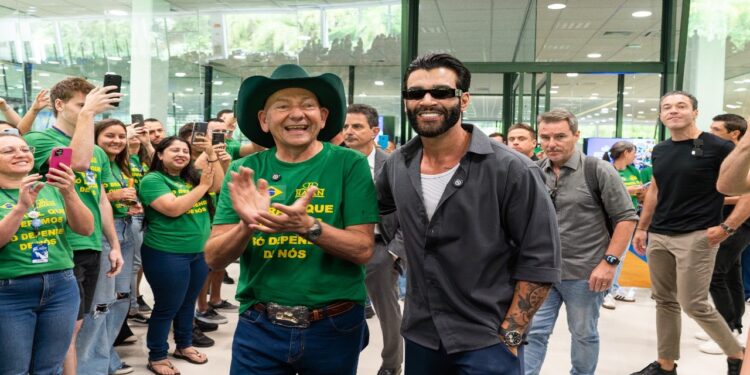 Gusttavo Lima faz visita à sede da Havan em Santa Catarina; VEJA