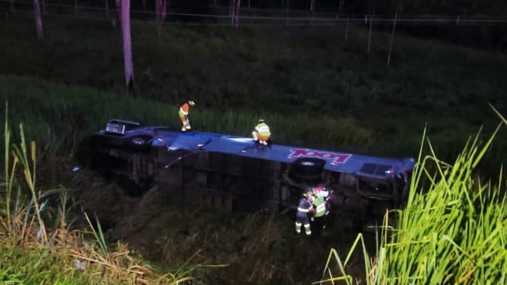 Ônibus com 45 passageiros se envolve em grave acidente em Pindamonhangaba