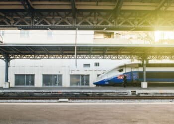 Bomba é encontrada em estação de trem de Paris e assusta moradores