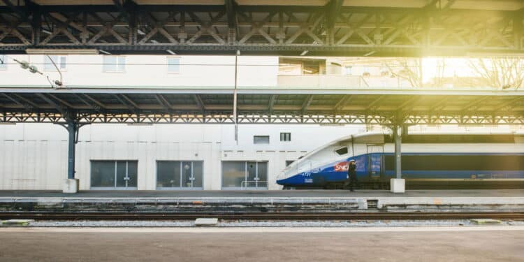 Bomba é encontrada em estação de trem de Paris e assusta moradores